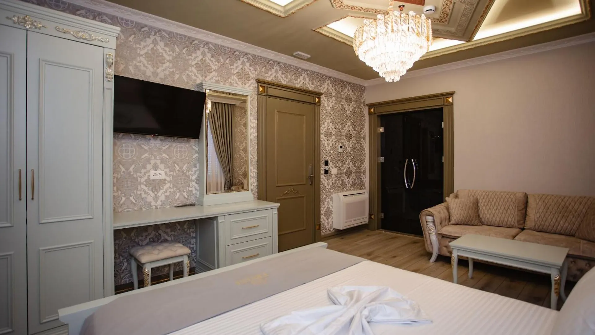 Ervini Boutique Hotel Shkoder 4*,