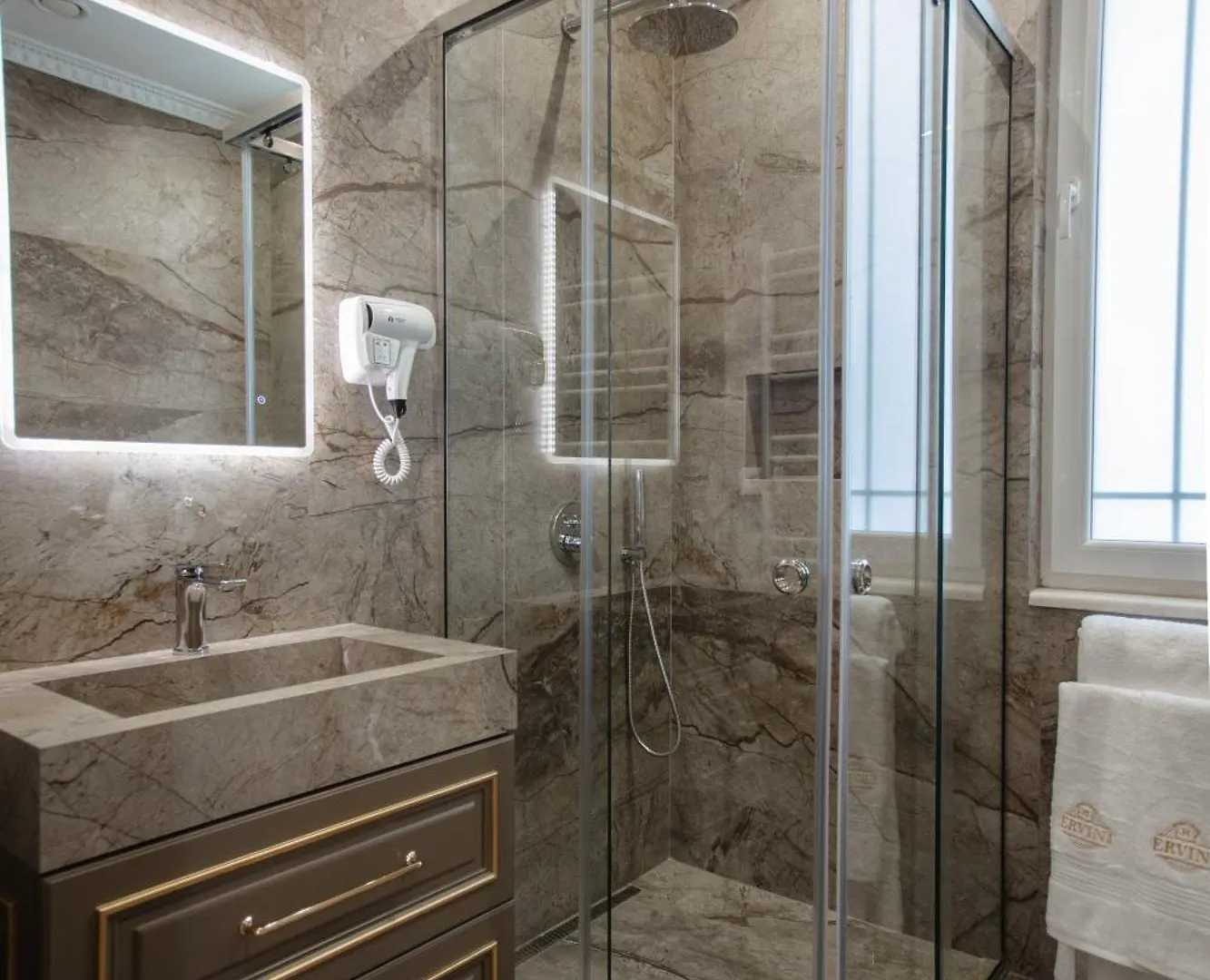 שקודר Ervini Boutique Hotel 4*,