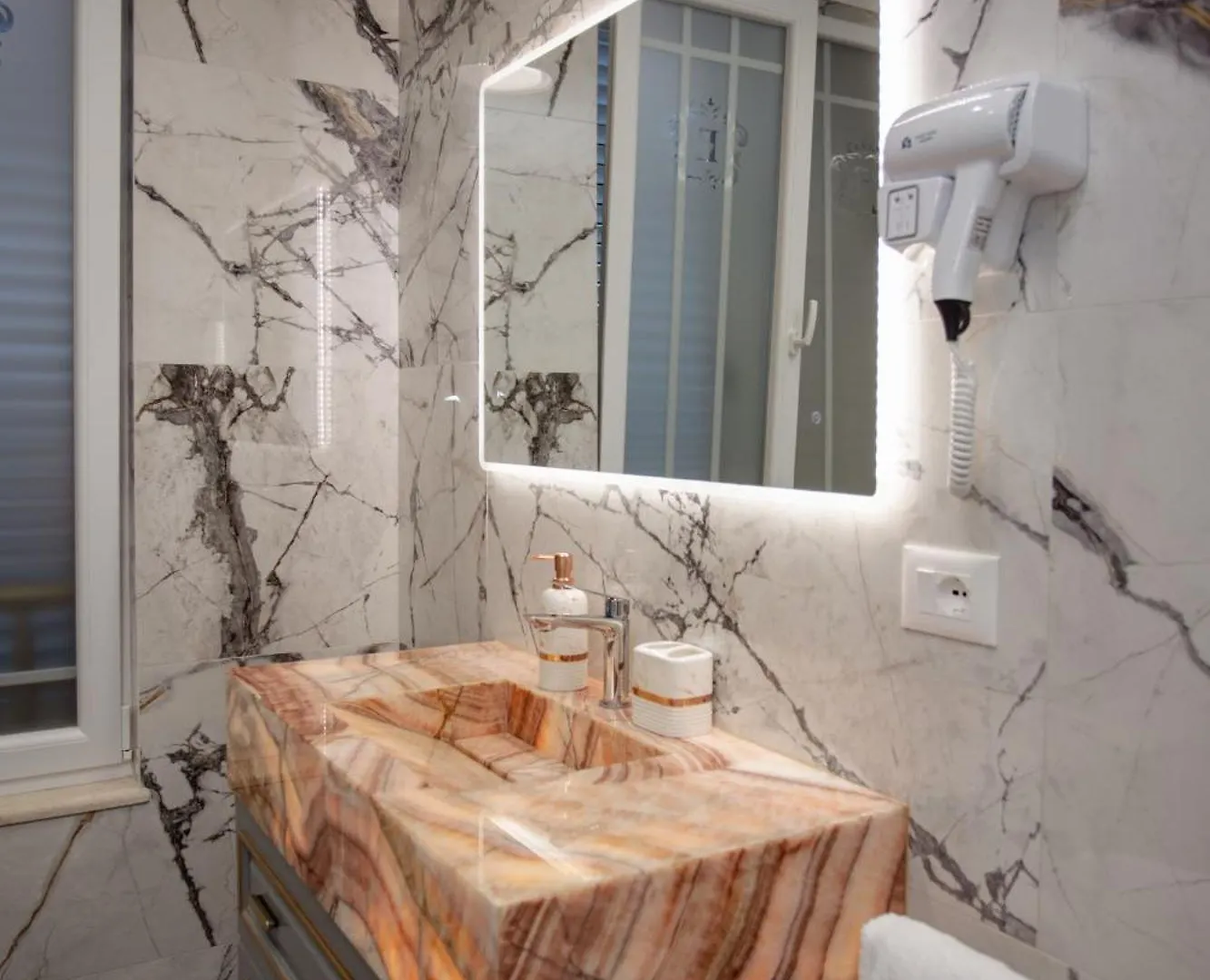 שקודר Ervini Boutique Hotel 4*,